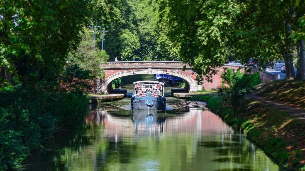 Canal en bateau - Image prise par Gaspard Delaruelle de Pixabay